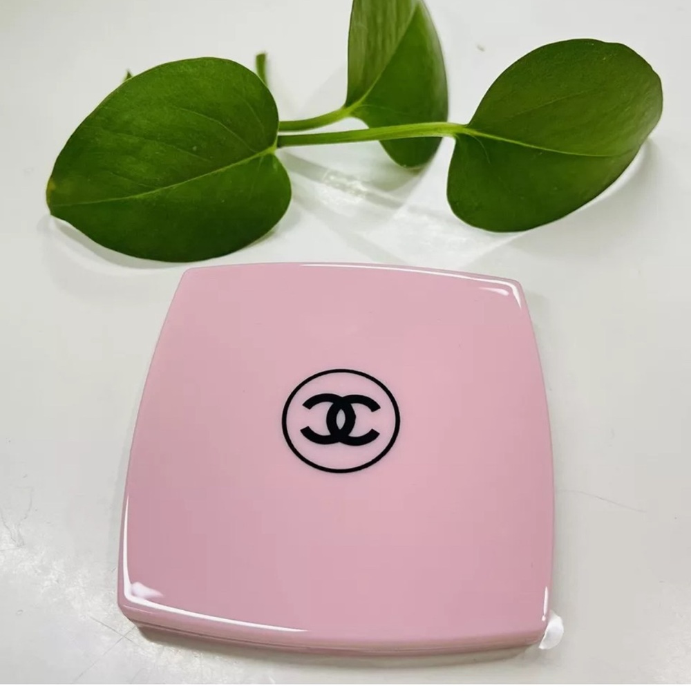 Chanel compact mirror 🪞 - Picture 2 of 6